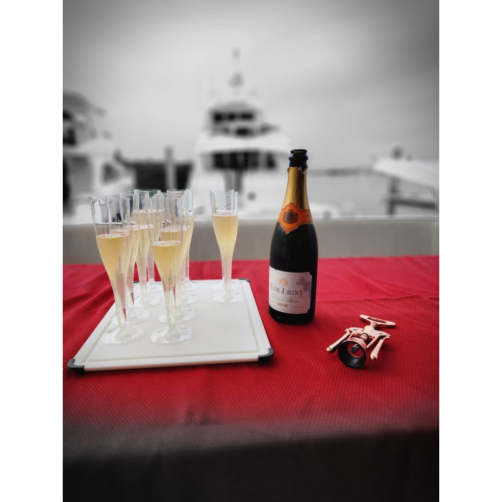 yacht-experiences-anniversaries-champagne
